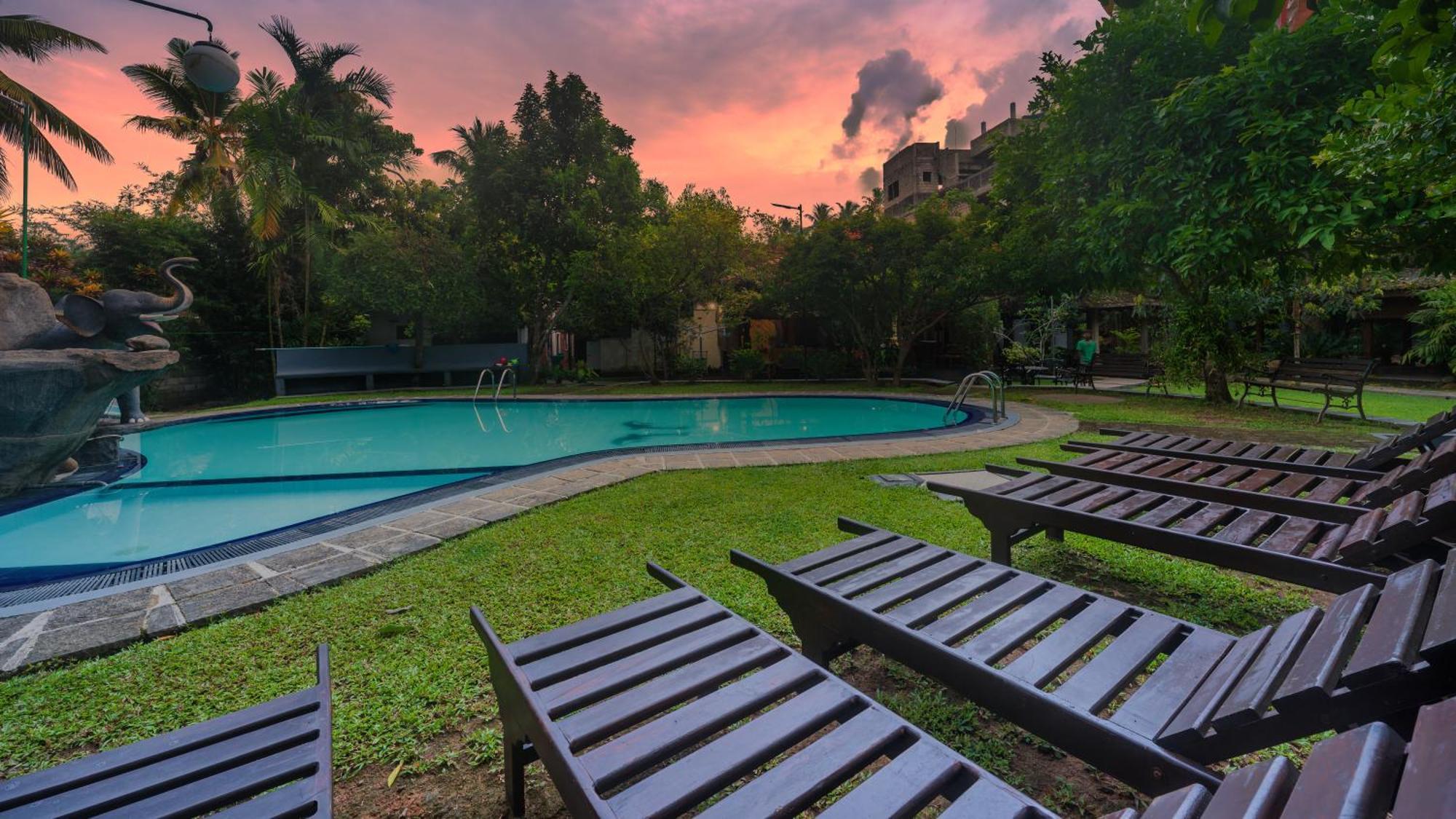 Villa 80 Bentota Bagian luar foto